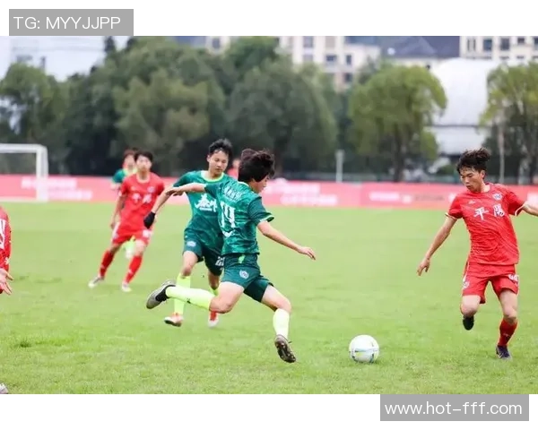 足球场上的华丽技巧与花哨动作解析让你领略球员的风采与魅力 足球场上的华丽技巧与花哨动作解析让你领略球员的风采与魅力